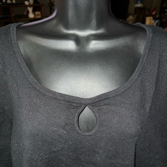 Peter Nygard Keyhole Sweater - Picture 2 of 10